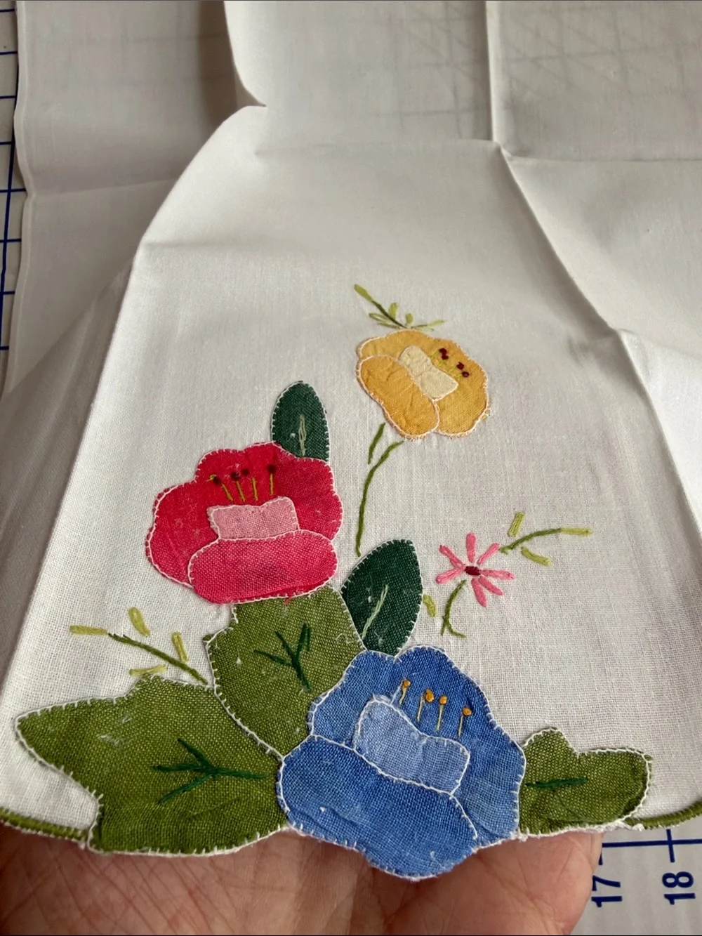 Vintage Appliqué Floral Tablecloth & 3 Napkins Cutwork Lace 1970s 4 Pc Set